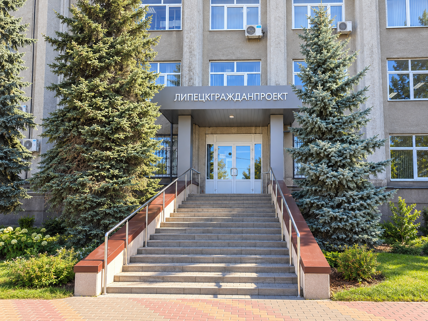 Главный фасад здания и вход под вывеской «ЛИПЕЦКГРАЖДАНПРОЕКТ»